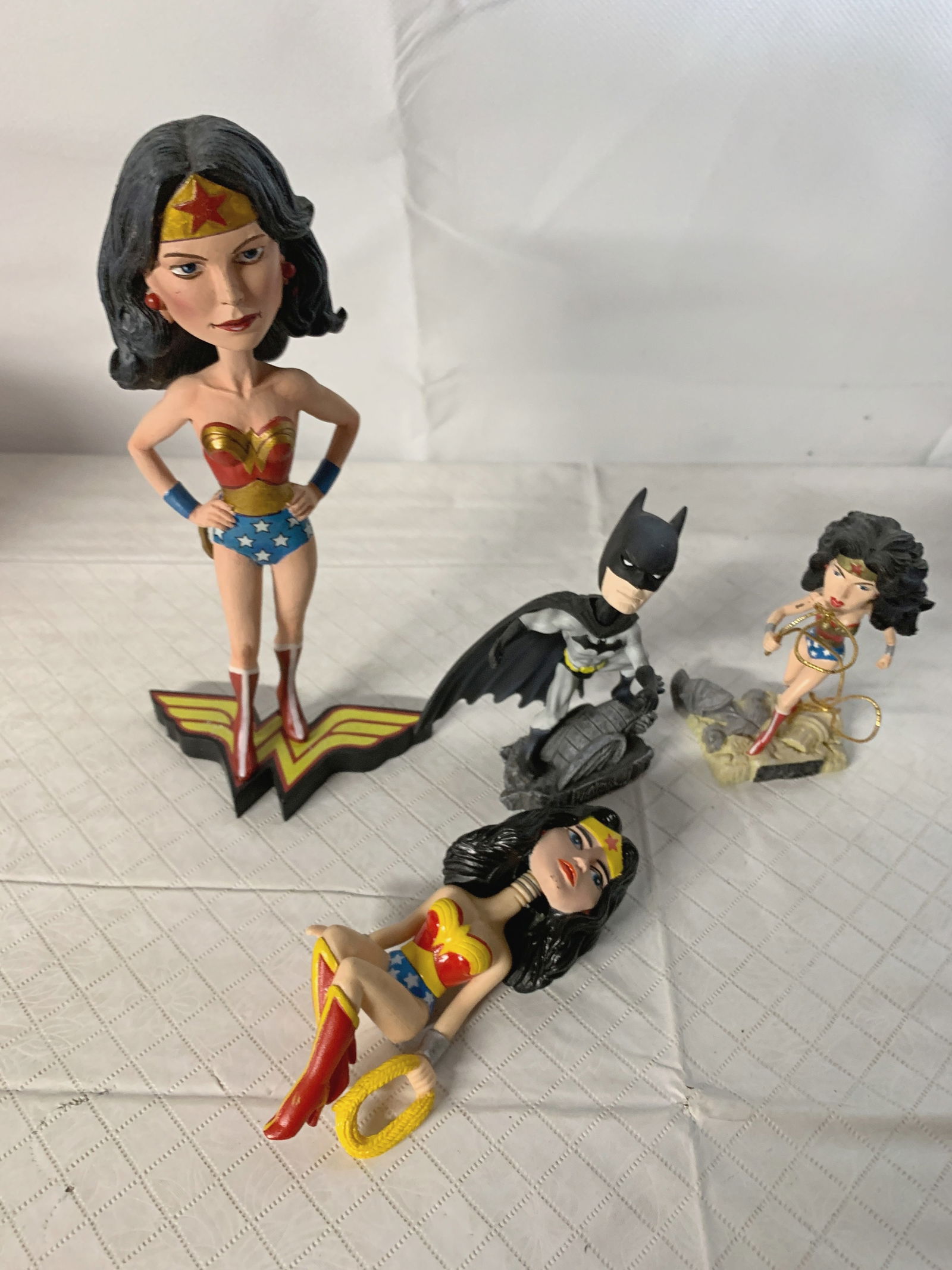 4  SUPERHERO BOBBLE HEAD LOT (1 of 2)
