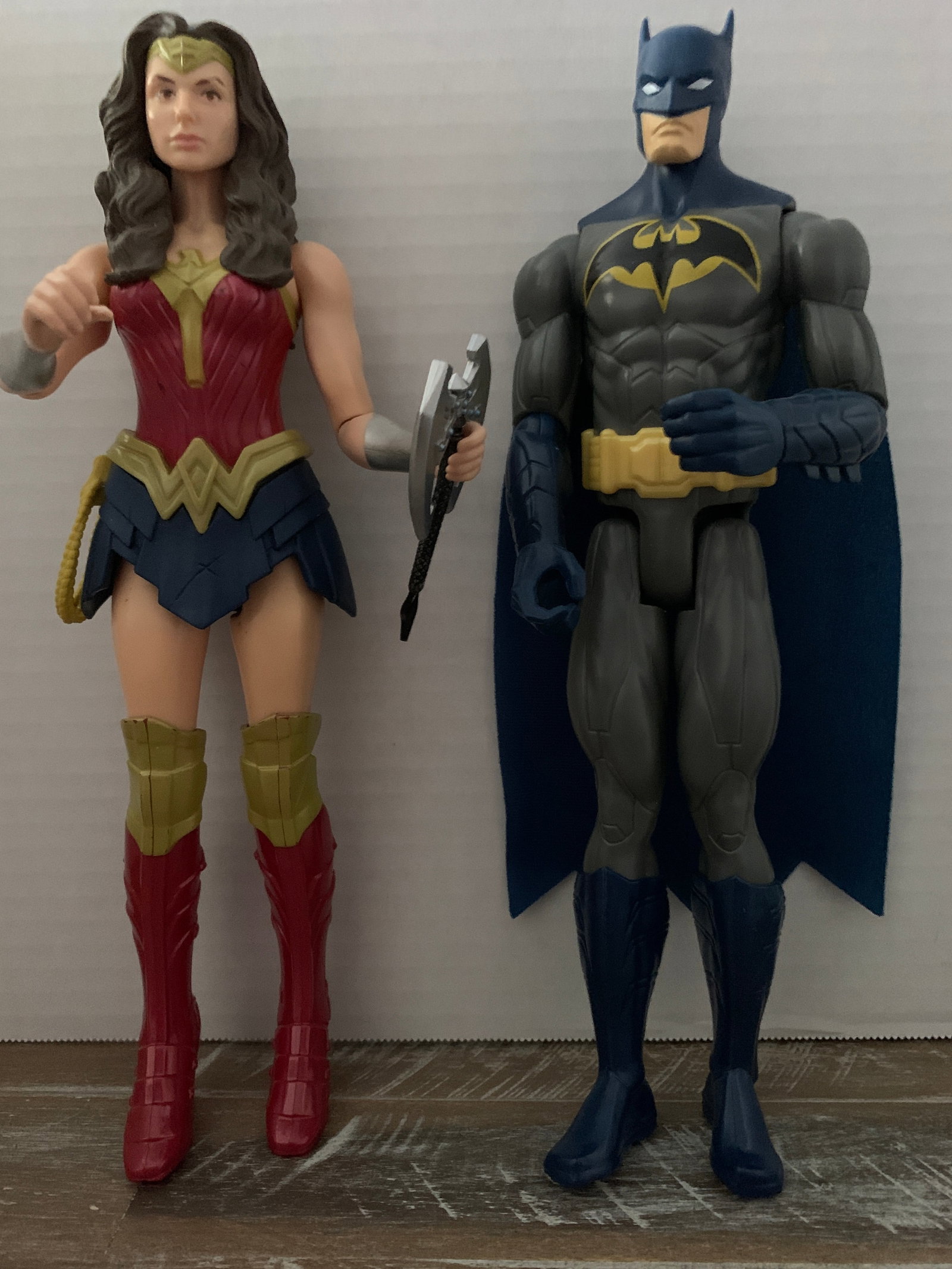 2 POSEABLE FIGURES BATMAN & WONDER WOMAN (1 of 3)