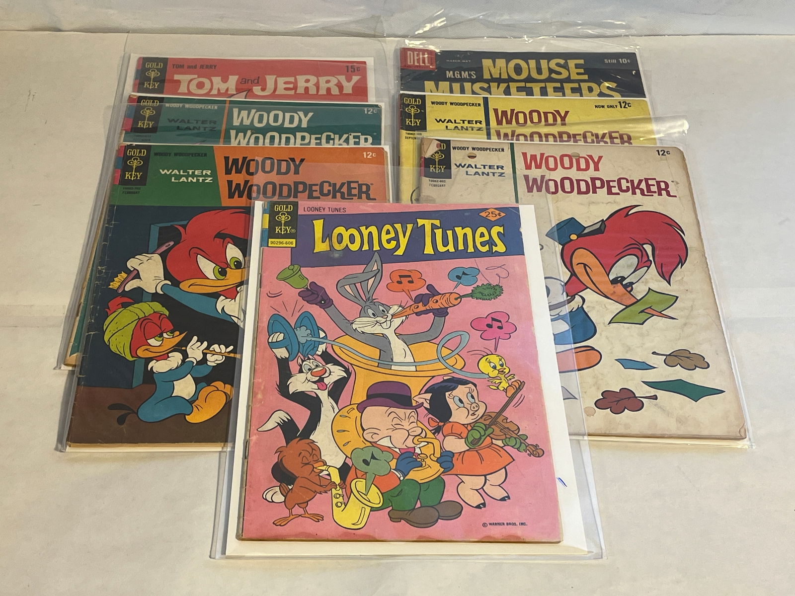 7 VINTAGE COMIC BOOKS (1 of 5)