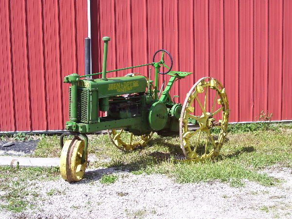 John Deere Unstyled B #7196: Older repaint, full steel wheels, single front pedestal with steel wheel, runs
