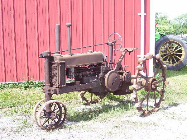John Deere Unstyled B #11022: Original, runs, full steel wheels front and rear