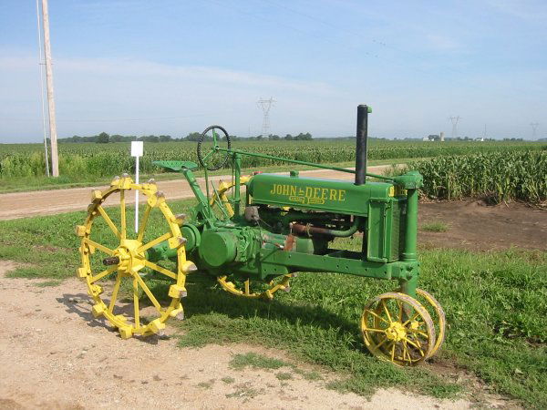 John Deere Unstyled B Tractor #4009: Full steel, repainted, runs