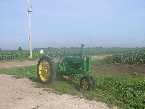 John Deere Unstyled B Tractor #38951: Full rounds, repainted, runs