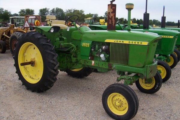 John Deere 2520 G Tractor #22998: Widefront, original, dual hydraulics, front weights, new tires, fenders, runs, 5221 hours