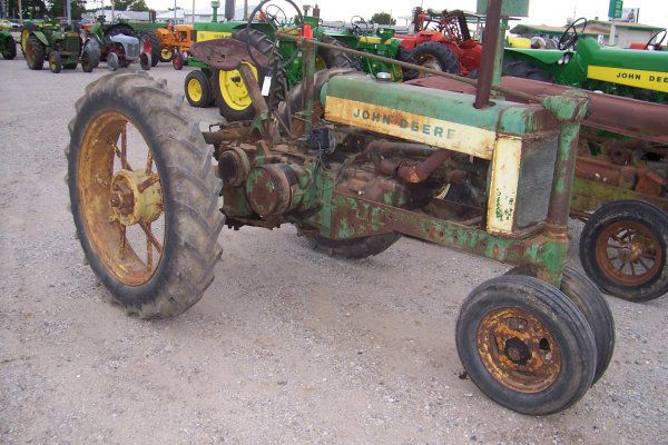 John Deere Unstyled B Tractor #1507: Center fill, 4 bolt pedestal, runs