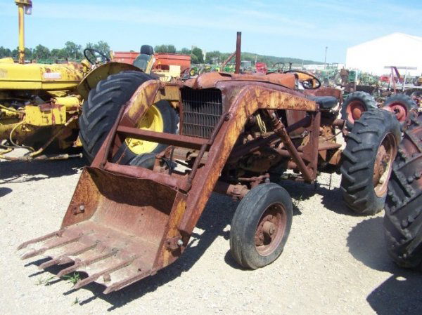 Minneapolis Moline Jet Star Farm Tractor with Load: Minneapolis Moline Jet Star Farm Tractor with Loader. ***This Is a Dead Row Item It Is Being Sold As-Is, You Are Buying What You See. We Do Not Know a Thing about It, And It May Have Problems Or Missi