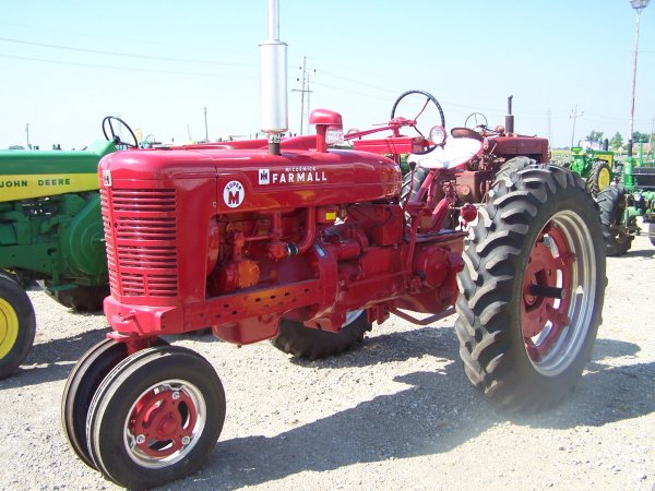 IH Farmall Super M Antique Farm Tractor - 2