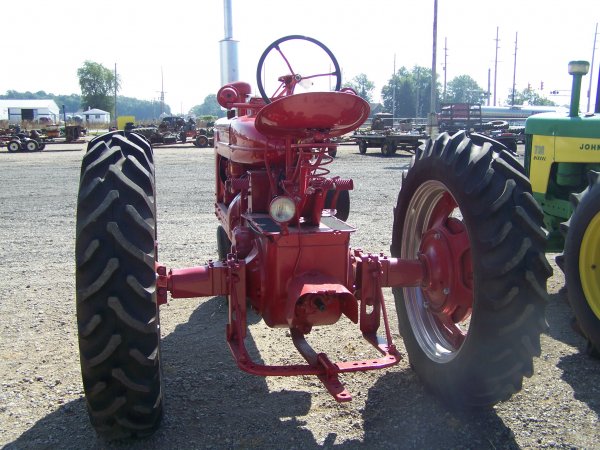 IH Farmall Super M Antique Farm Tractor - 3