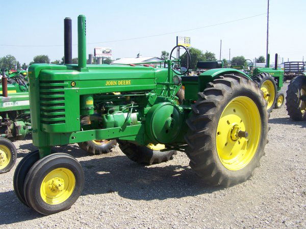 John Deere G Narrow Front Antique Tractor: John Deere G Narrow Front Antique Tractor, PTO, Electric Start. Tag # 00258