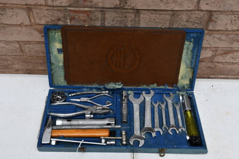 31018 ALFA ROMEO TOOL KIT & MUD FLAPS Oct 21, 2022 POLK AUCTION