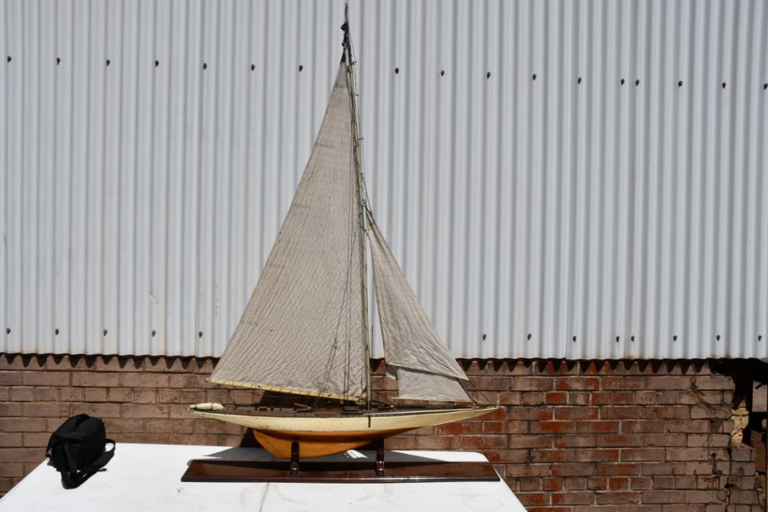 31132 - MODEL SAILBOAT (1 of 1)