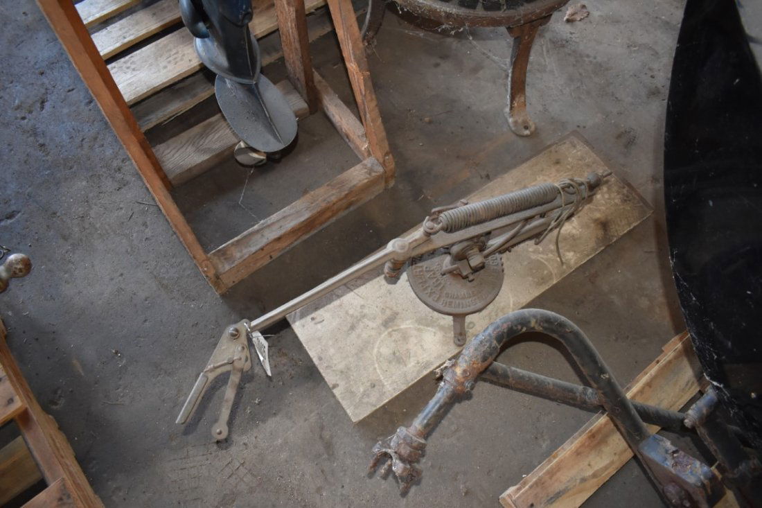 30825 - REMINGTON ARMS CAST IRON CLAY PIGEON SKEET THROWER: REMINGTON ARMS CAST IRON CLAY PIGEON SKEET THROWER (29G)