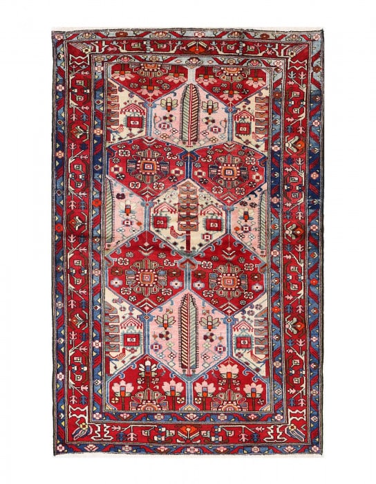 Persian antique bakhtiari rug 4'8"x7'3": Persian antique bakhtiari rug 4'8"x7'3" - circa 1940, Antique, Hand-Knotted, Lamb's Wool, 300 -D14004- 862.This item is part of our fine auction collection which includes many fine home accessories in