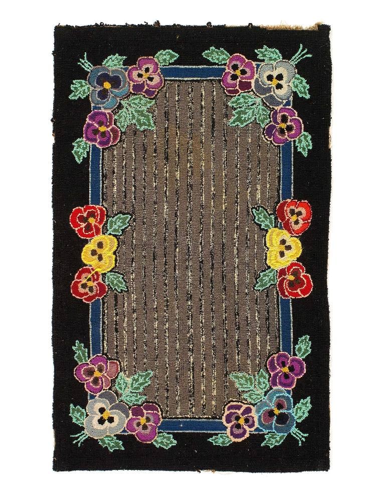 Antique American hooked rug 2'7''x 4'2'': Antique American hooked rug 2'7''x 4'2'' - Circa Date: Early 20th Century, Hooked Rug, Hand-Knotted, Lamb's Wool, 300 -D11811- 862.This item is part of our fine auction collection which includes many