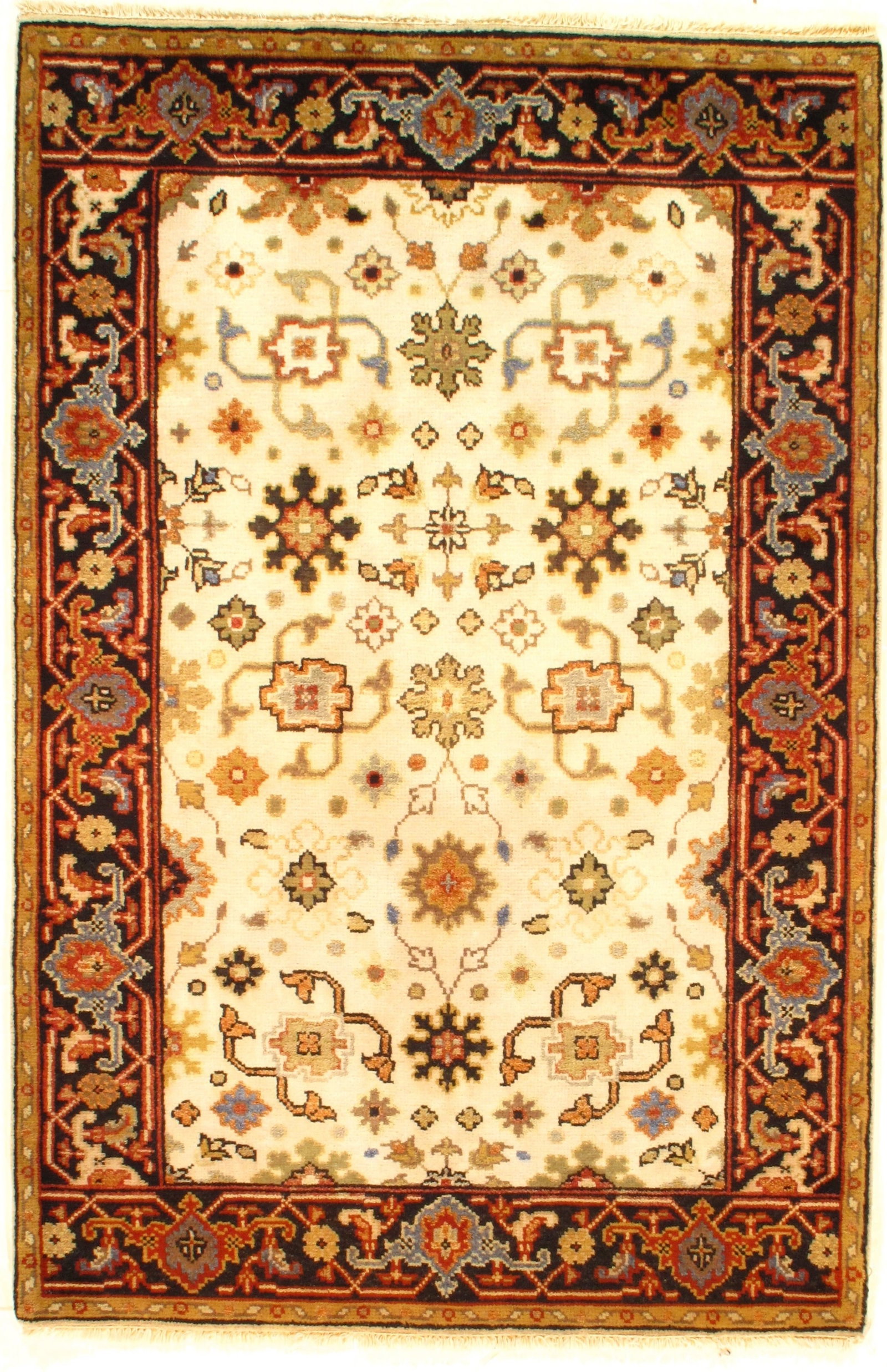 Ivory color fine Hand knotted Mahal design 4' X 6': Ivory color fine Hand knotted Mahal design 4' X 6' - New, Mahal, Hand-Knotted, Lamb's Wool, 300 -D06018- 862.This item is part of our fine auction collection which includes many fine home accessories 
