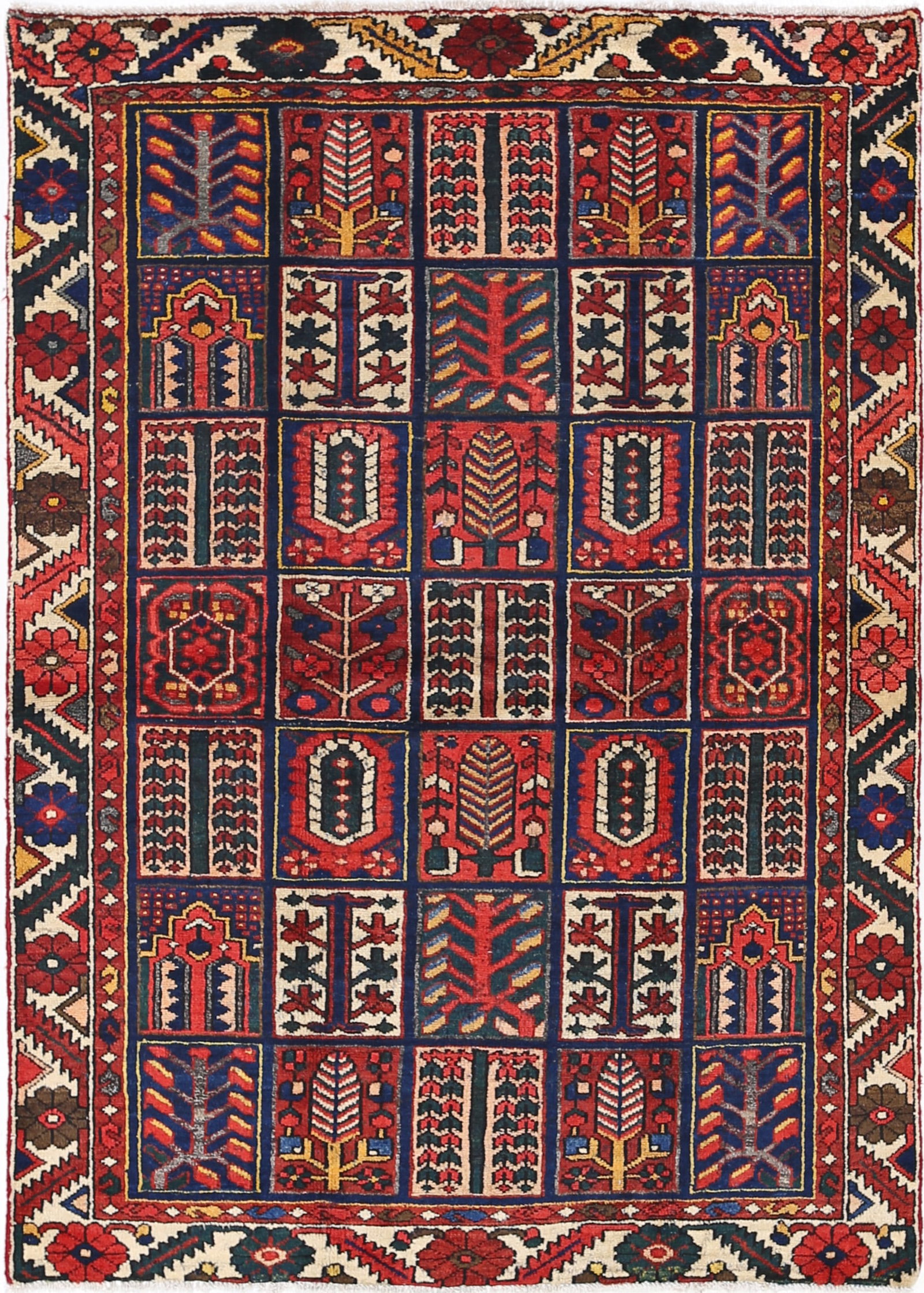 Fine Hand knotted Persian Bakhtiari rug 4'5'' X 6'5'': Fine Hand knotted Persian Bakhtiari rug 4'5'' X 6'5'' - Circa 1970, Bakhtiari, Hand-Knotted, Lamb's Wool, 300 -D13320- 862.This item is part of our fine auction collection which includes many fine