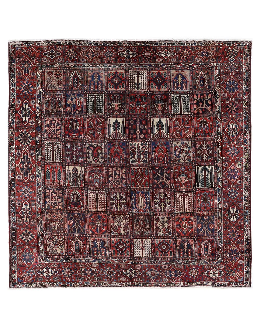 Fine Hand knotted Persian Vintage Bakhtiari 11'5"x11'5": Fine Hand knotted Persian Vintage Bakhtiari 11'5"x11'5" - cira 1960, Bakhtiari, Hand-Knotted, Lamb's Wool, 300 -D14036- 862.This item is part of our fine auction collection which includes many fine ho
