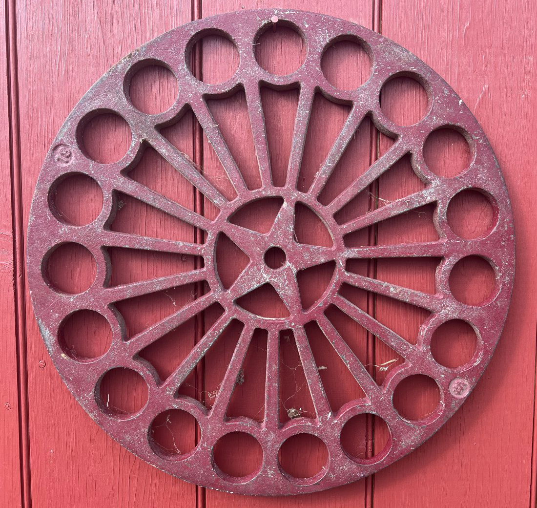 Antique Cast Iron Star Folk Art Round Grate (1 of 6)