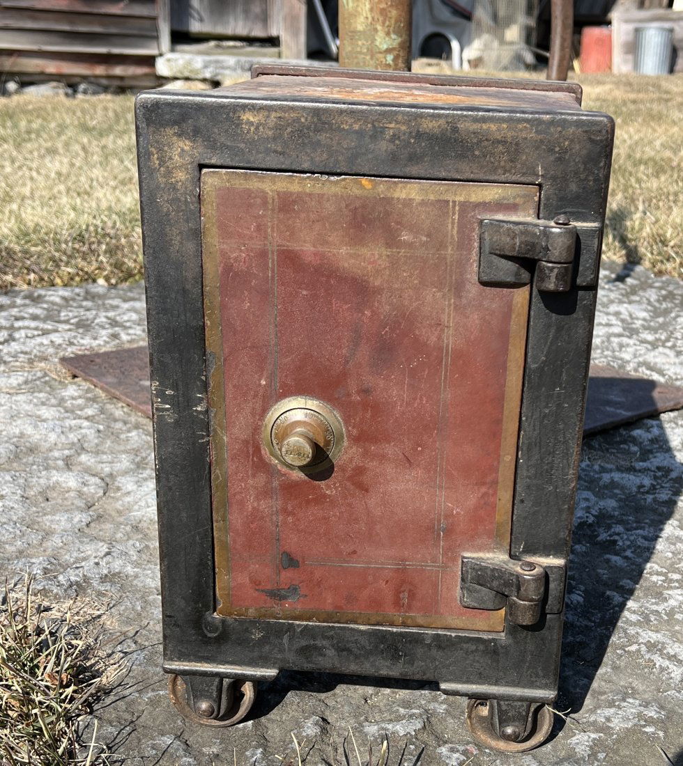 Painted Cast Iron Safe w/ Combination - Nice size (1 of 14)