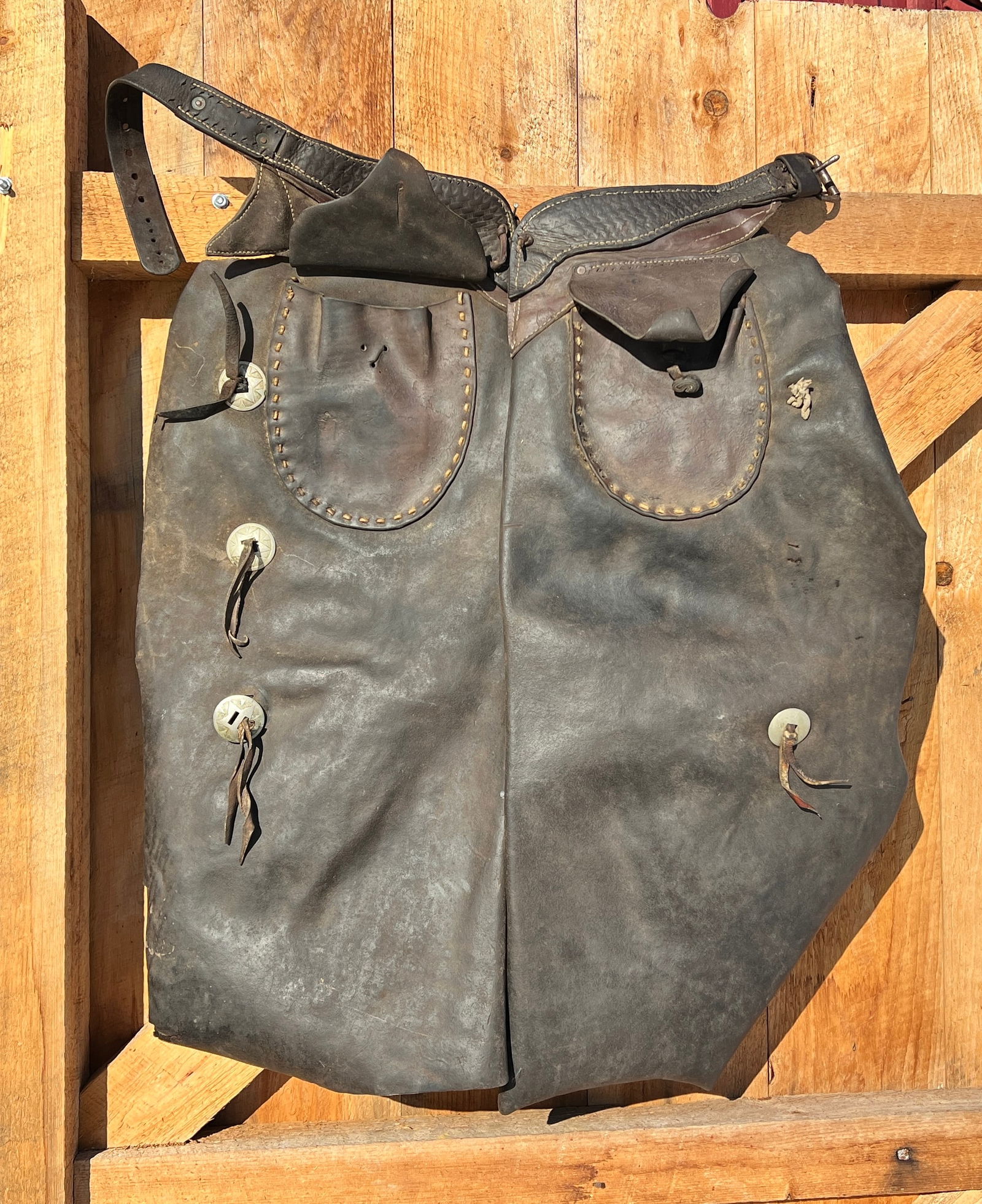 Antique N PORTER PHOENIX ARIZONA WESTERN COWBOY LEATHER BATWING CHAPS (1 of 10)