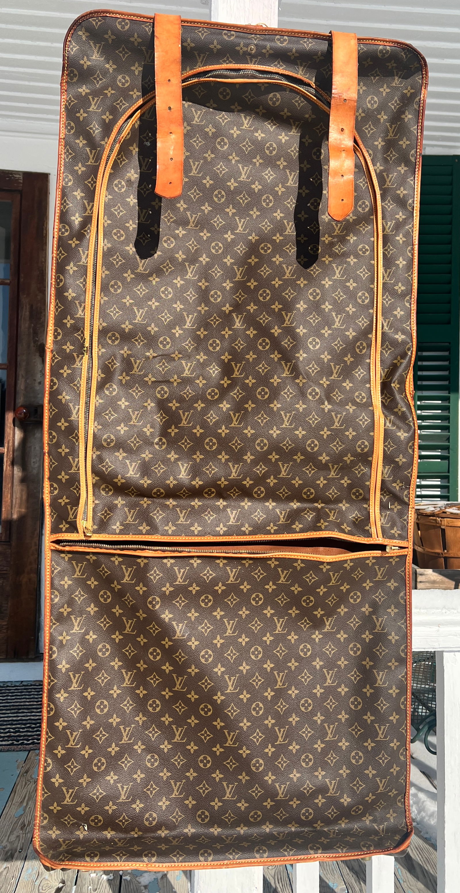 Louis Vuitton Large Wardrobe Suitcase Bag Fold Up Paris France Luggage: Original antique vintage Louis Vuitton. Made in Paris France. There are 7 lots from the same estate in this auction and the estate owners recalled purchasing them in the Late 80s or in 1991. Measures