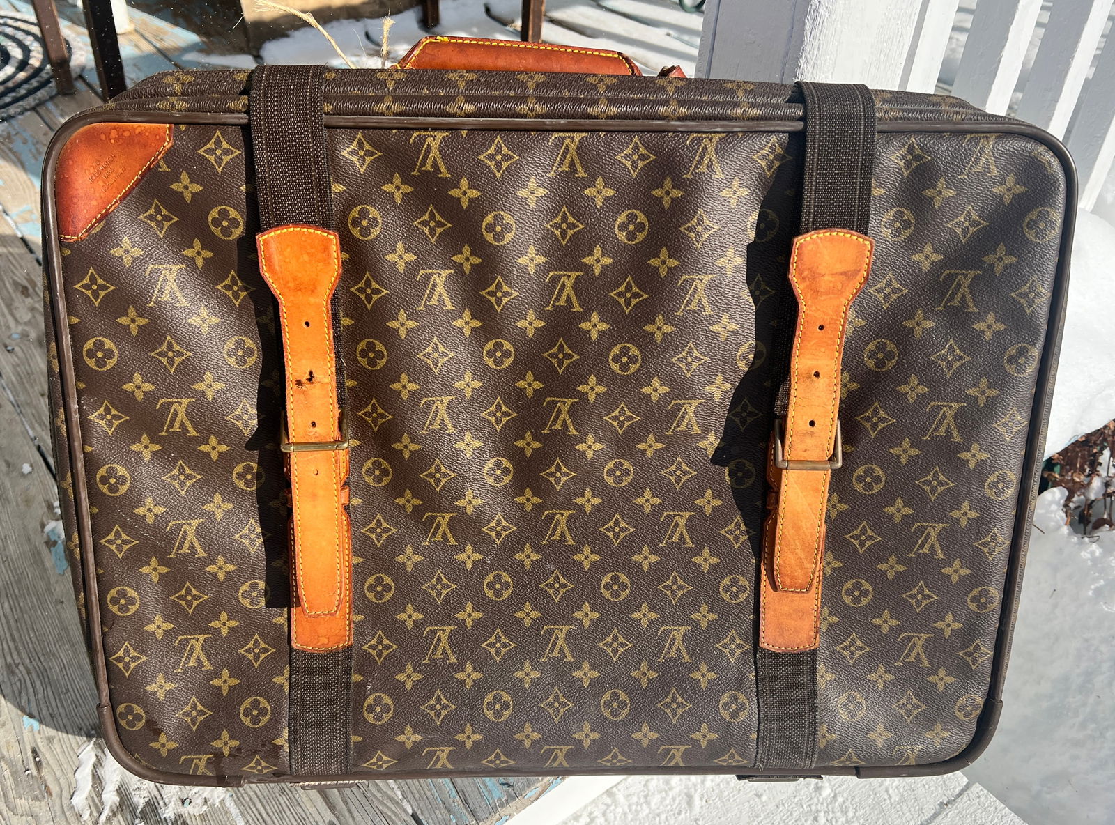 Louis Vuitton Suitcase Paris France Luggage: Original antique vintage Louis Vuitton. Made in Paris France. There are 7 lots from the same estate in this auction and the estate owners recalled purchasing them in the Late 80s or in 1991. Measures