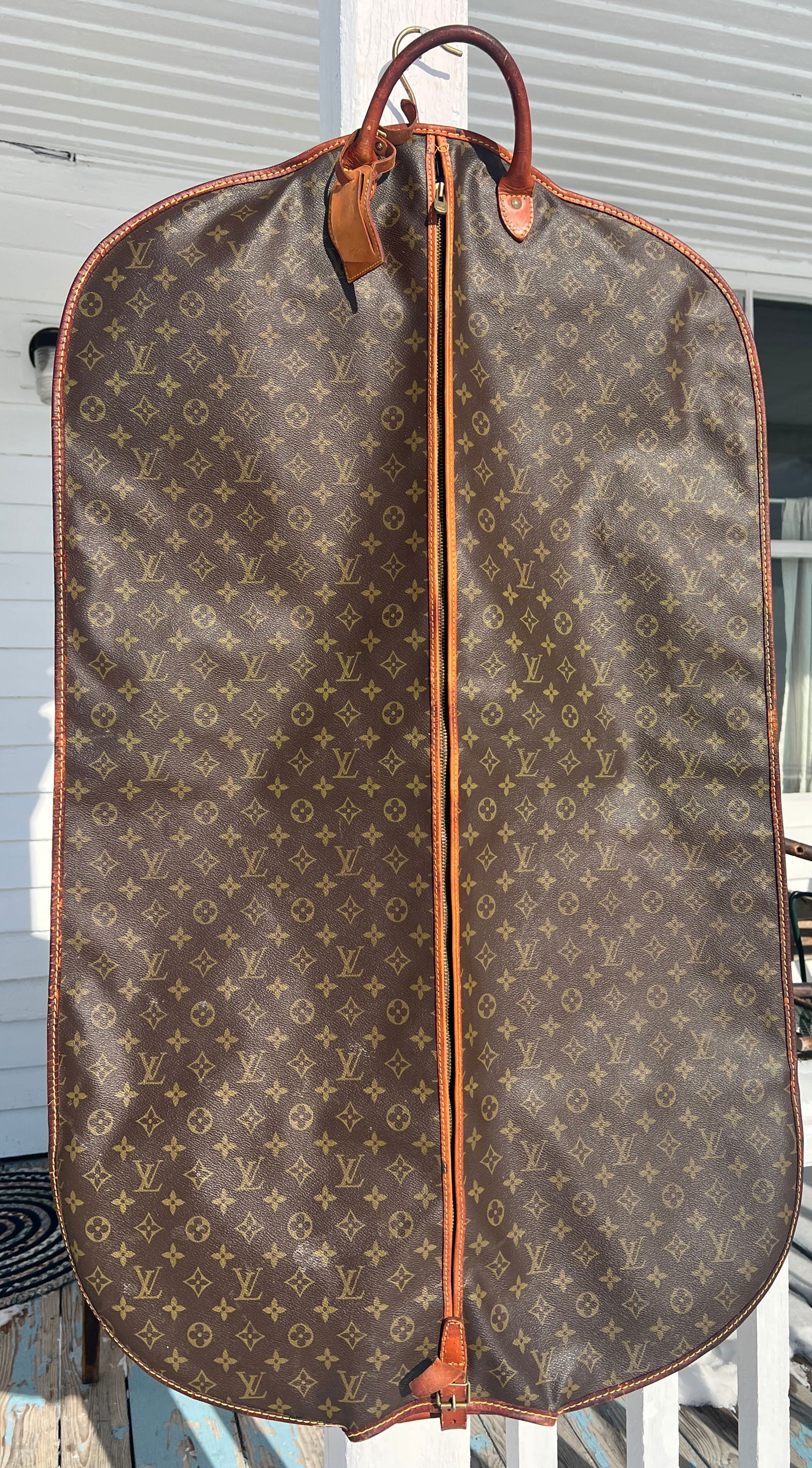 Louis Vuitton Wardrobe Garment Leather Bag w/ Hanger France: Original antique vintage Louis Vuitton. Made in Paris France. There are 7 lots from the same estate in this auction and the estate owners recalled purchasing them in the Late 80s or in 1991. This Bag