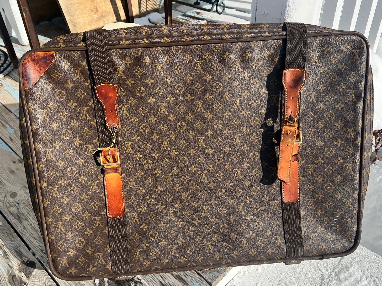 Louis Vuitton Soft Luggage Suitcase Leather Paris France: Original antique vintage Louis Vuitton. Made in Paris France. There are 7 lots from the same estate in this auction and the estate owners recalled purchasing them in the Late 80s or in 1991. Measures