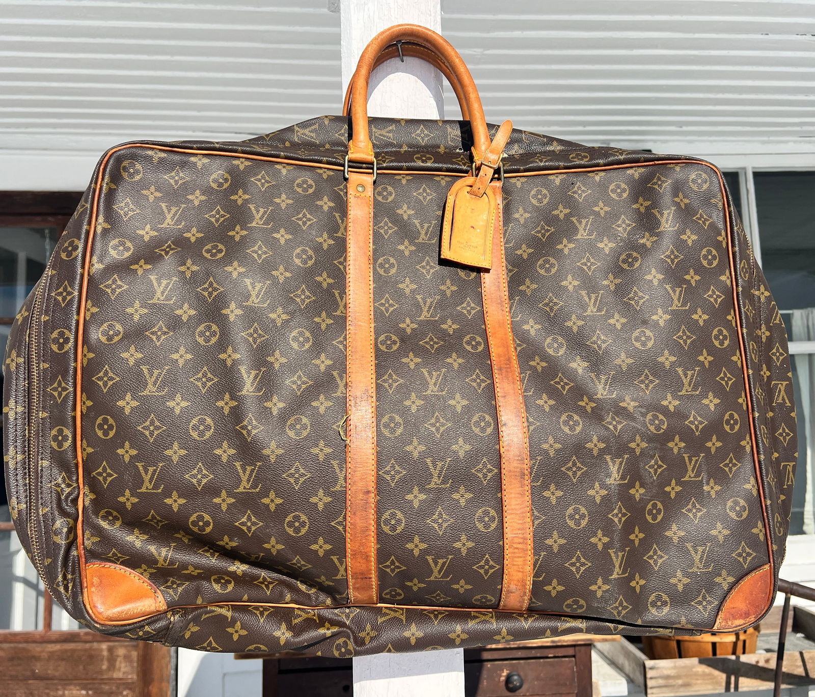 Louis Vuitton Leather Suitcase Luggage Paris France: Original antique vintage Louis Vuitton. Made in Paris France. There are 7 lots from the same estate in this auction and the estate owners recalled purchasing them in the Late 80s or in 1991. Approx 23