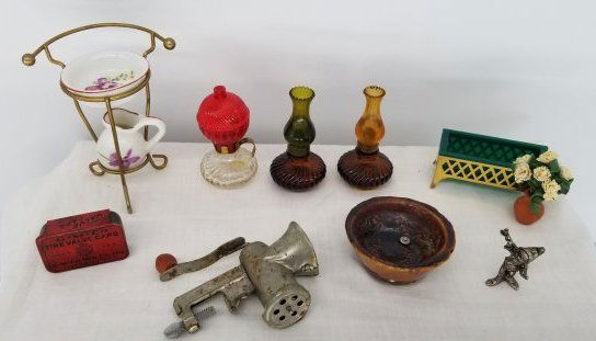 Dollhouse ~ lot of Miniatures (1 of 3)