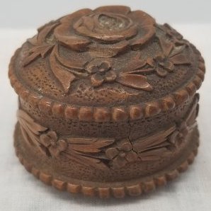 Carved Snuff Box: A Beautiful little Carved Snuff box, dates to the early 1900s, see photos, present well and it will not Disappoint! about 1 3/8 inches across, We offer in-house shipping from the Netherlands, Pleased 