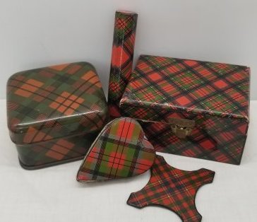 Collection of Tartanware: This is a wonderful collection of old Tartanware, In-house shipping and we are glad to combine hipping. We ship with PostNL. Fast and Reliable.