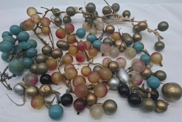 Rare Old German Blown Glass Grapes: the Pieces from the bottom of the box, many loose items, would be perfect for restoration, The Blown Glass Fruit and Grapes that we currently have listed was all found in an Estate in the Hague, I hav
