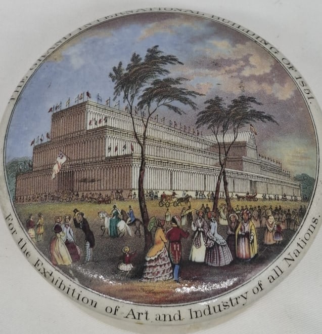 Prattware-Lidded Pot – Crystal Palace, Great Exhibition of 1851: A charming and historically evocative pottery pot featuring a Prattware lid commemorating The Great Exhibition of 1851 at London’s Crystal Palace. The lid displays a clear, crisp transfer of the