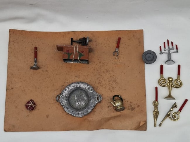 Antique German Dollhouse Miniatures, Cast White Metal, c. 1920, Original Card: Charming group of antique dollhouse miniatures, crafted in Germany circa 1920. This assortment features finely cast white metal accessories, including candlesticks, a detailed miniature sewing machine