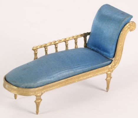 Fine 19th Century Erhard & Söhne Gilded Metal Dollhouse Méridienne with Silk Upholstery: An exceptional 19th-century dollhouse méridienne (daybed) manufactured by the celebrated German firm Erhard & Söhne, one of the premier makers of luxury miniature furnishings during the golden age o