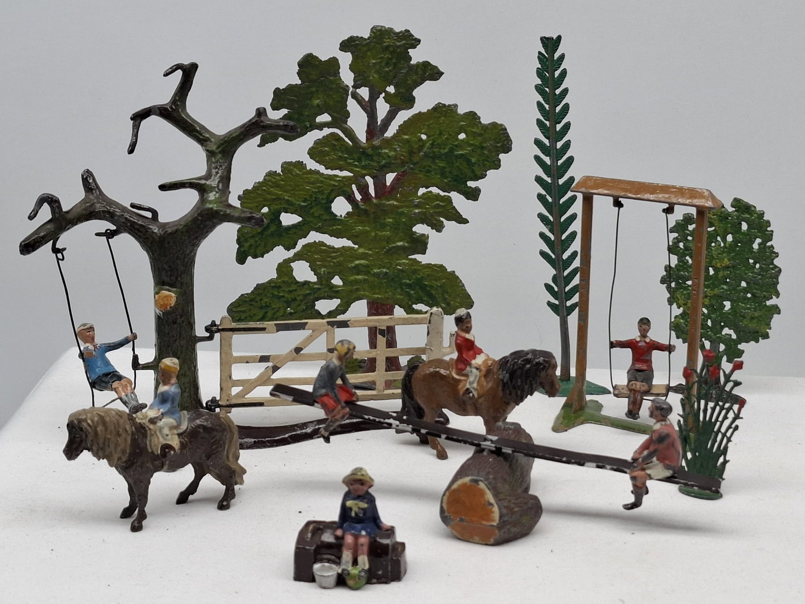 Grouping of Britains Lead Miniature Garden & Farm Series Figures (1 of 6)