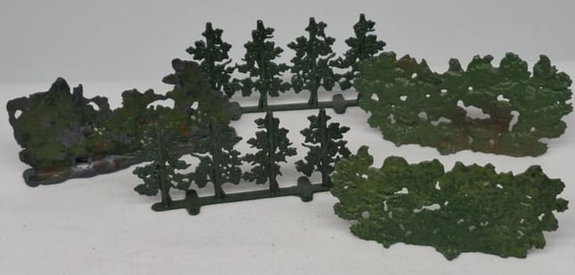 Grouping of Britains Lead Miniature Garden & Farm Series Figures (1 of 2)
