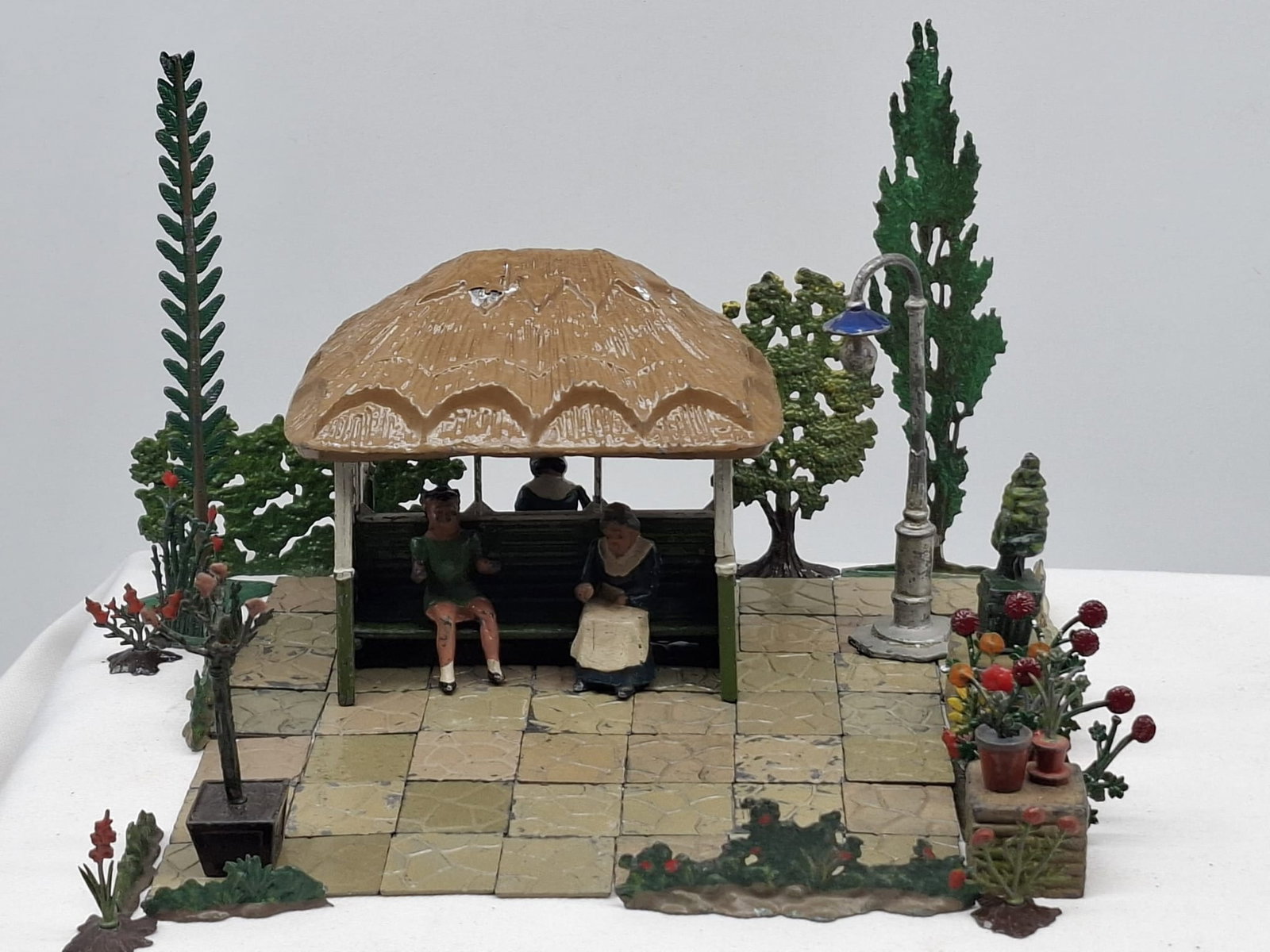 Grouping of Britains Lead Miniature Garden & Farm Series Figures (1 of 10)