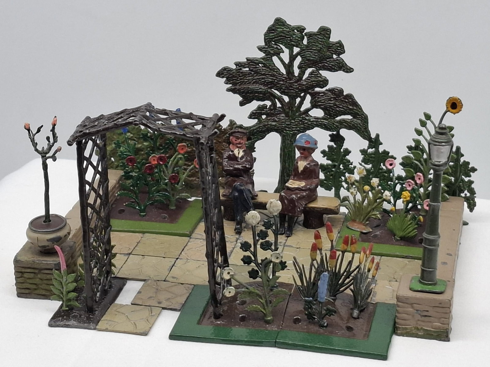 Grouping of Britains Lead Miniature Garden & Farm Series Figures (1 of 8)