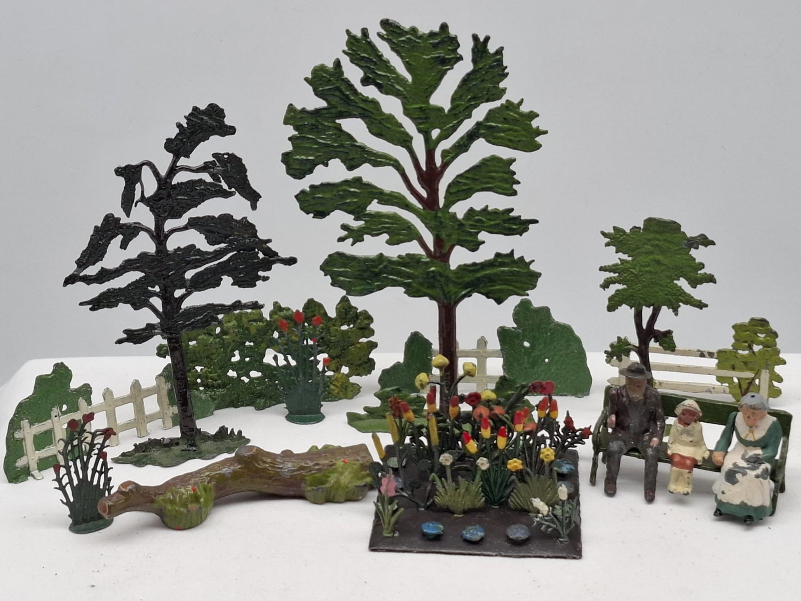 Grouping of Britains Lead Miniature Garden & Farm Series Figures (1 of 7)