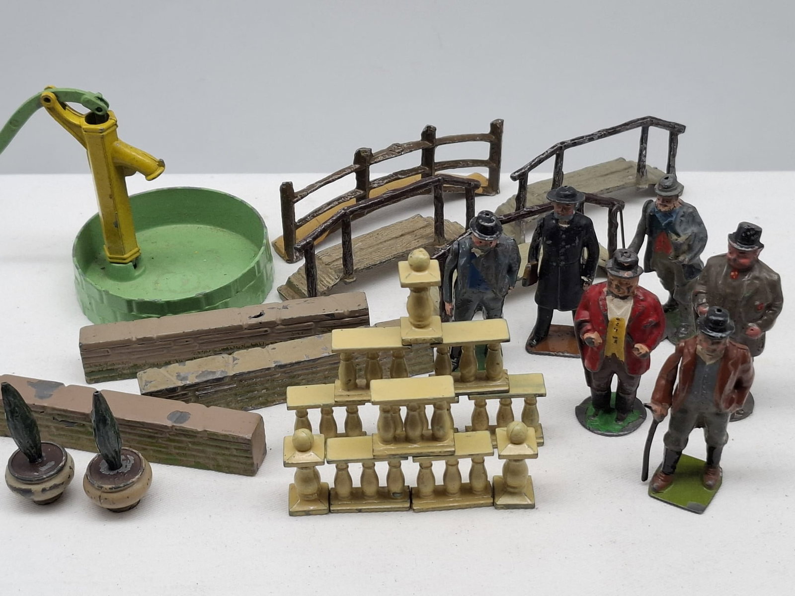 Grouping of Britains Lead Miniature Garden & Farm Series Figures (1 of 5)