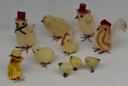 Collection of Antique Spun Cotton and Celluloid Easter Chickens, Early to Mid-20th Ce: A charming small collection of antique Easter chickens and chicks, including delicate spun cotton examples and whimsical celluloid chicks with weighted lead feet. These delightful seasonal novelties b