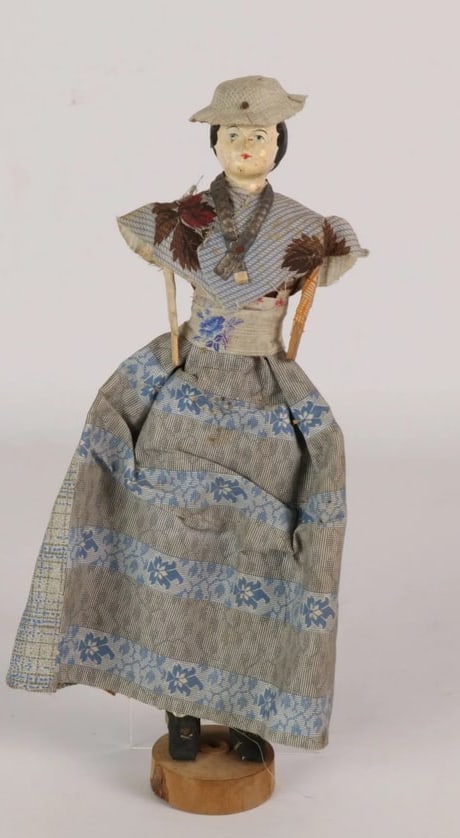19th Century Grodnertal Peg Wooden Doll with Papier-Mâché Head, Original Paint & Clothing – 26: A charming and highly authentic 19th-century Grodnertal doll, retaining her original painted finish and period clothing. Standing 26 cm (10.25 inches) tall, she is constructed in the traditional manne