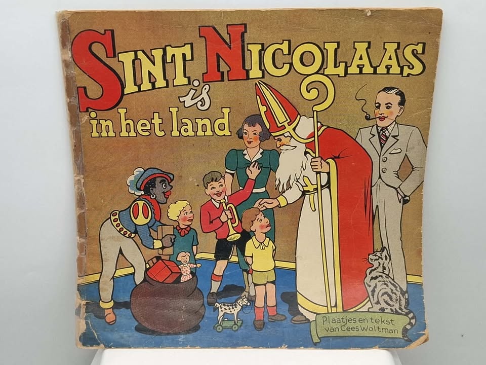 1930s Sint Nicolaas Book: Neat old paperback book, tap eon spine, presents well