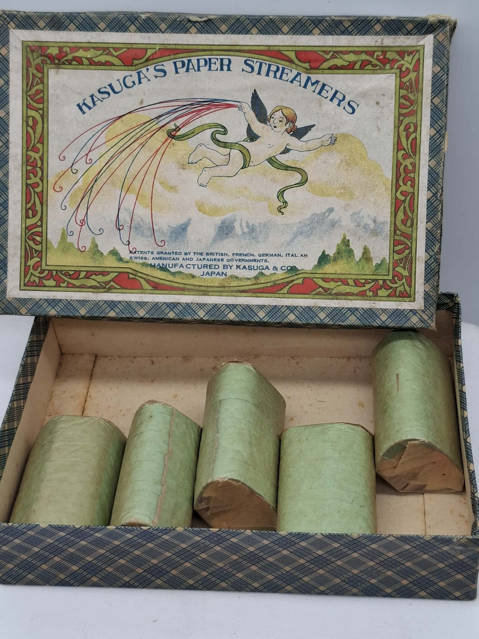 Box Paper Streamers for Christmas: great graphics on this box of streamers, box is about 4 1/2 x 6 1/2 inches