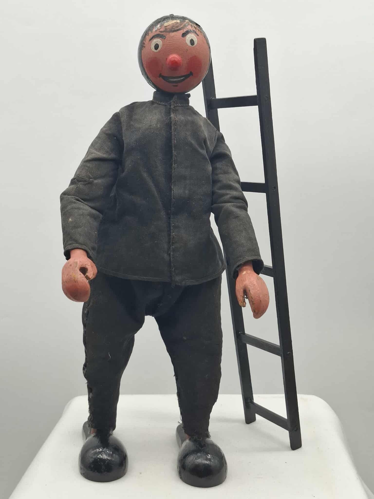 Chimney Sweep Window Display ~ E.M. Kohler 1948-1964: The E.M.Köhler company produced these exhibits in Schirgiswalde, East Germany between 1948 and 1964. They served mainly as shop window decorations for craft businesses and sales outlets." Half of Sch