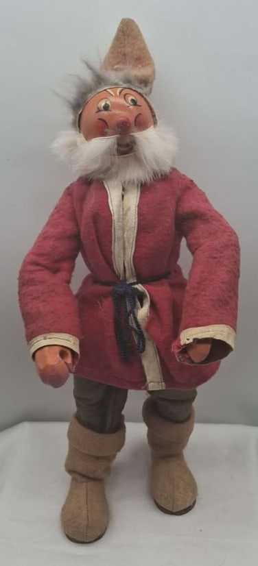 Santa Claus Window Display ~ E.M. Kohler 1948-1964: The E.M.Köhler company produced these exhibits in Schirgiswalde, East Germany between 1948 and 1964. They served mainly as shop window decorations for craft businesses and sales outlets." Half of Sch