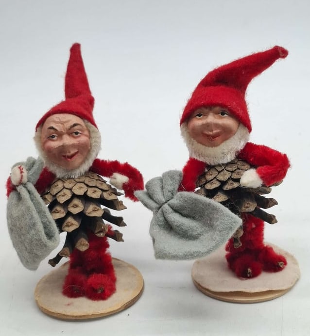 Pinecone Elves: Two very cute little pinecone elves,