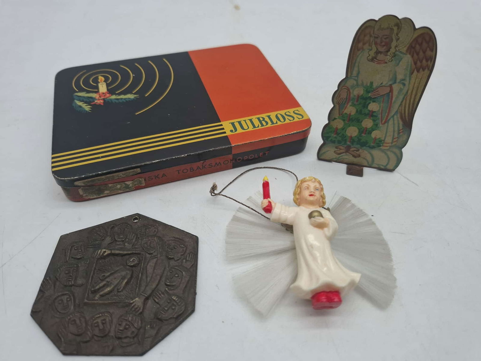 Collection of Vintage Christmas Items: this is a nice little lot of old Christmas, 1974 bronze Christmas medal, See Photos